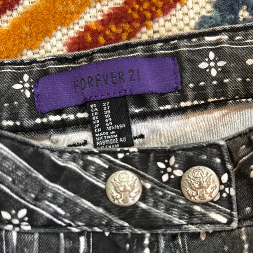 Stylish Gray Patterned Women's Pants - Picture 2 of 3